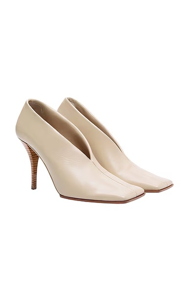 ALAΪA Square Toe Pump Argile